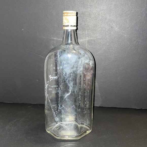 Gordon’s London Dry Gin Glass Liquor Bottle - Picture 1 of 8